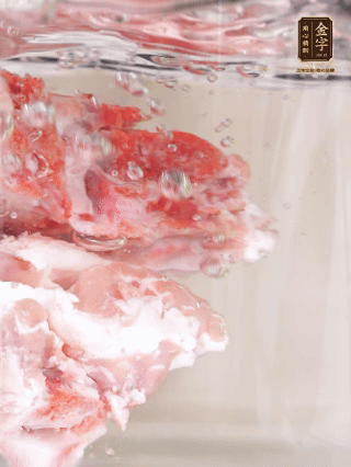 豬骨冷水下鍋，加蔥姜、料酒焯水4分鐘。