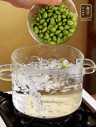 嫩毛豆汆燙1分鐘。