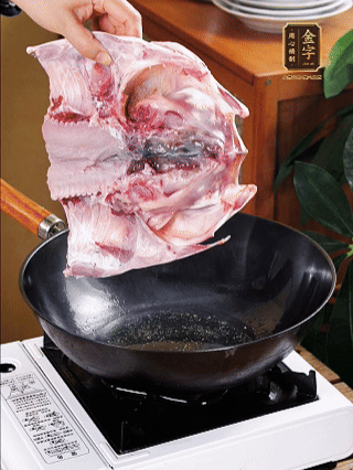 鍋里油燒熱（一半豬油、一半玉米油），放入魚(yú)頭，把魚(yú)頭煎至少兩面金黃