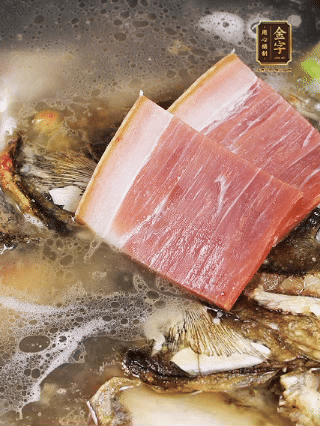 大火燒開(kāi)，大火煮10~15分鐘。放入切好的豆腐，再煮5分鐘大火燒開(kāi)，大火煮10~15分鐘。放入切好的豆腐，再煮5分鐘